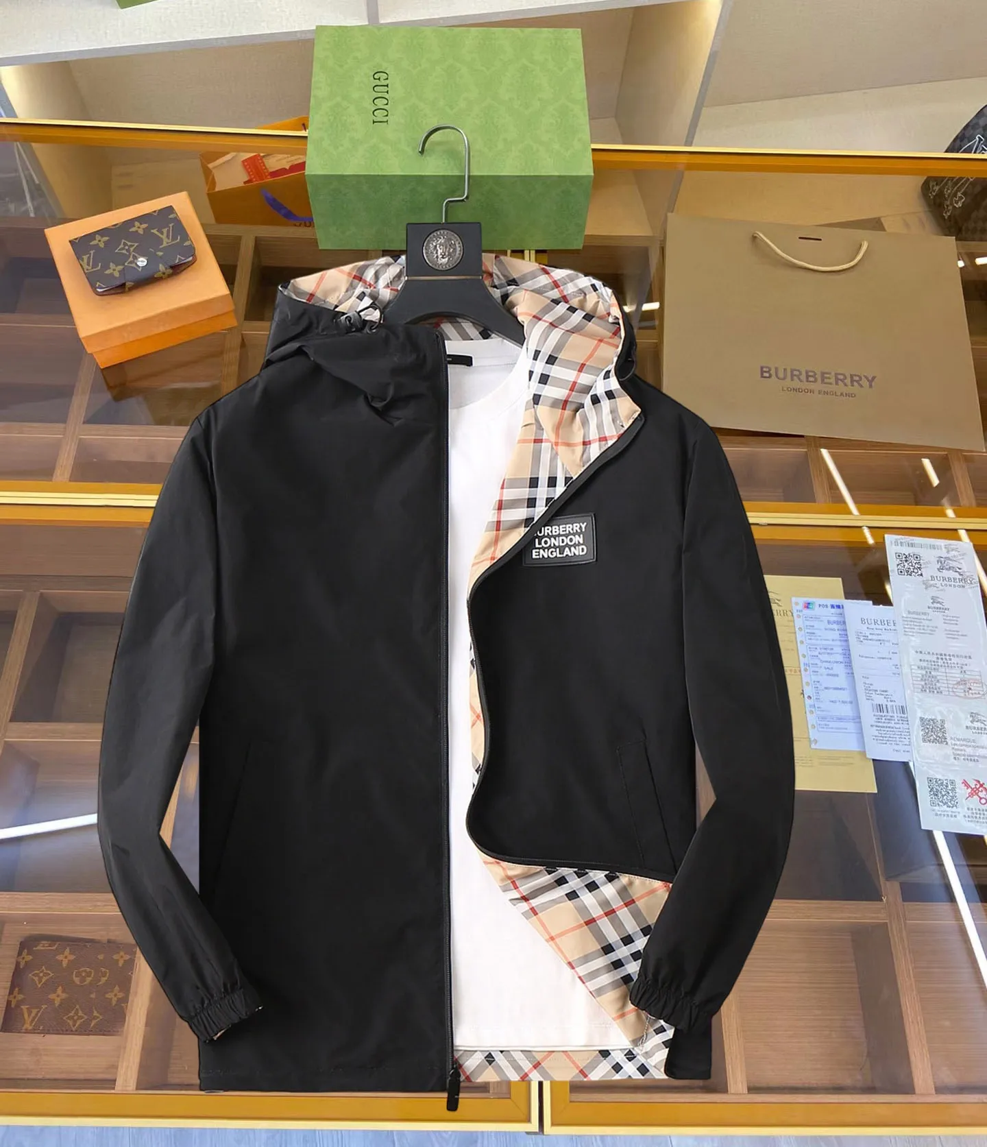 Burberry reversible, 2026 early autumn New Arrival jacket, new show product‼ The product is in perfect condition. It is comfortable and warm to wear on both sides. It has all three labels and the color is full and attractive. The design is very outstanding and can easily enhance the fashion sense. The workmanship is extremely sophisticated and rigorous, and the wiring is neat and meticulous! A masterpiece from a famous designer! The upper body does not look bloated and is super handsome! In Stock Sizes：M～XXXL